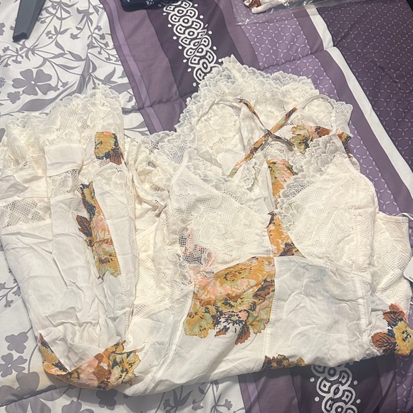 Elegant Floral Lace Chemise in Cream and Yellow - Picture 2 of 7